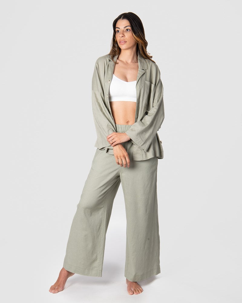 Explore boundless possibilities with Kami, a mother of 2, as she demonstrates Hotmilk's mix-and-match collection by combining the Lounge Top with the Lounge Pant. Crafted from a soft linen blend in a serene Sage color, these pieces offer a comfortable fit and stylish 3/4 length kimono-style sleeves. To complete her perfect loungewear ensemble, Kami adds the My Necessity maternity and breastfeeding bra, ensuring both fashion and functionality in her set